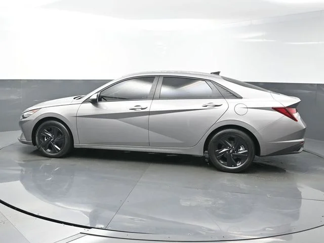 Used 2023 Silver Hyundai SEL image 4