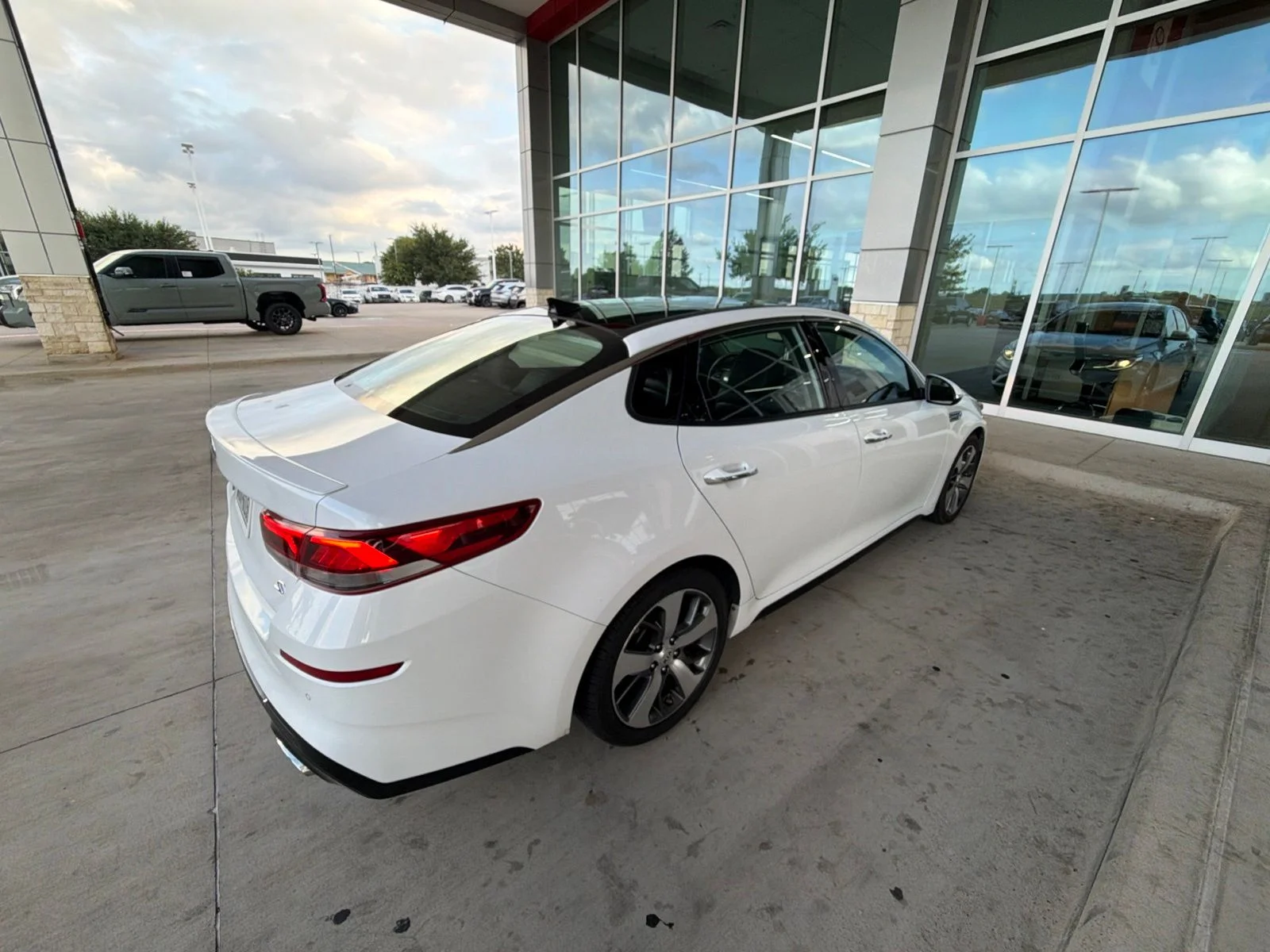 Used 2019 White Kia S image 17