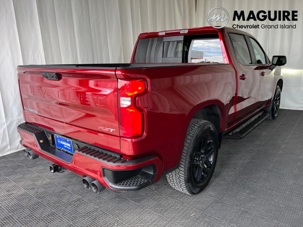 Used 2025 Red Chevrolet RST image 27