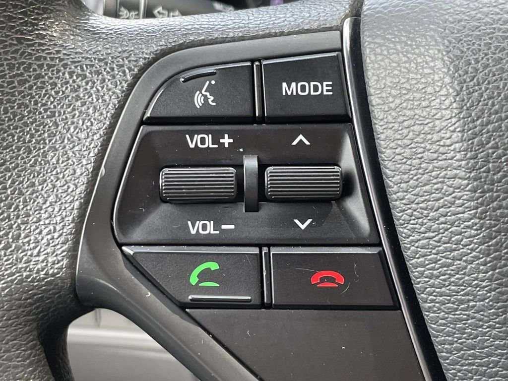 Used 2017 White Hyundai Base image 19