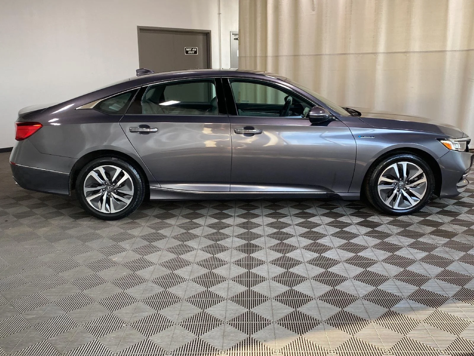 Used 2018 Modern Steel Metallic Honda Touring image 3