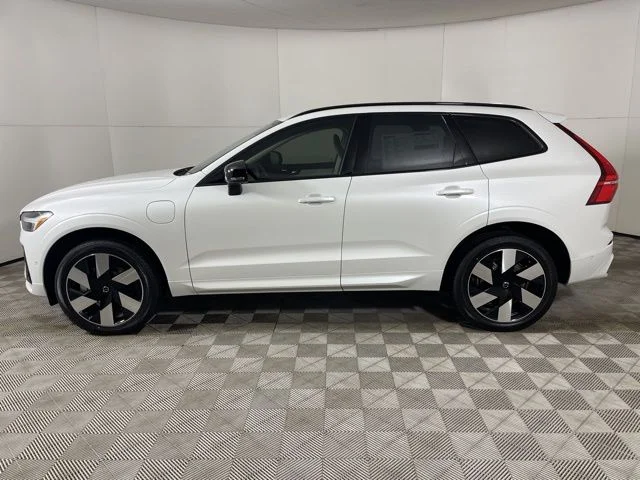 Used 2025 White Volvo T8 Plus image 5