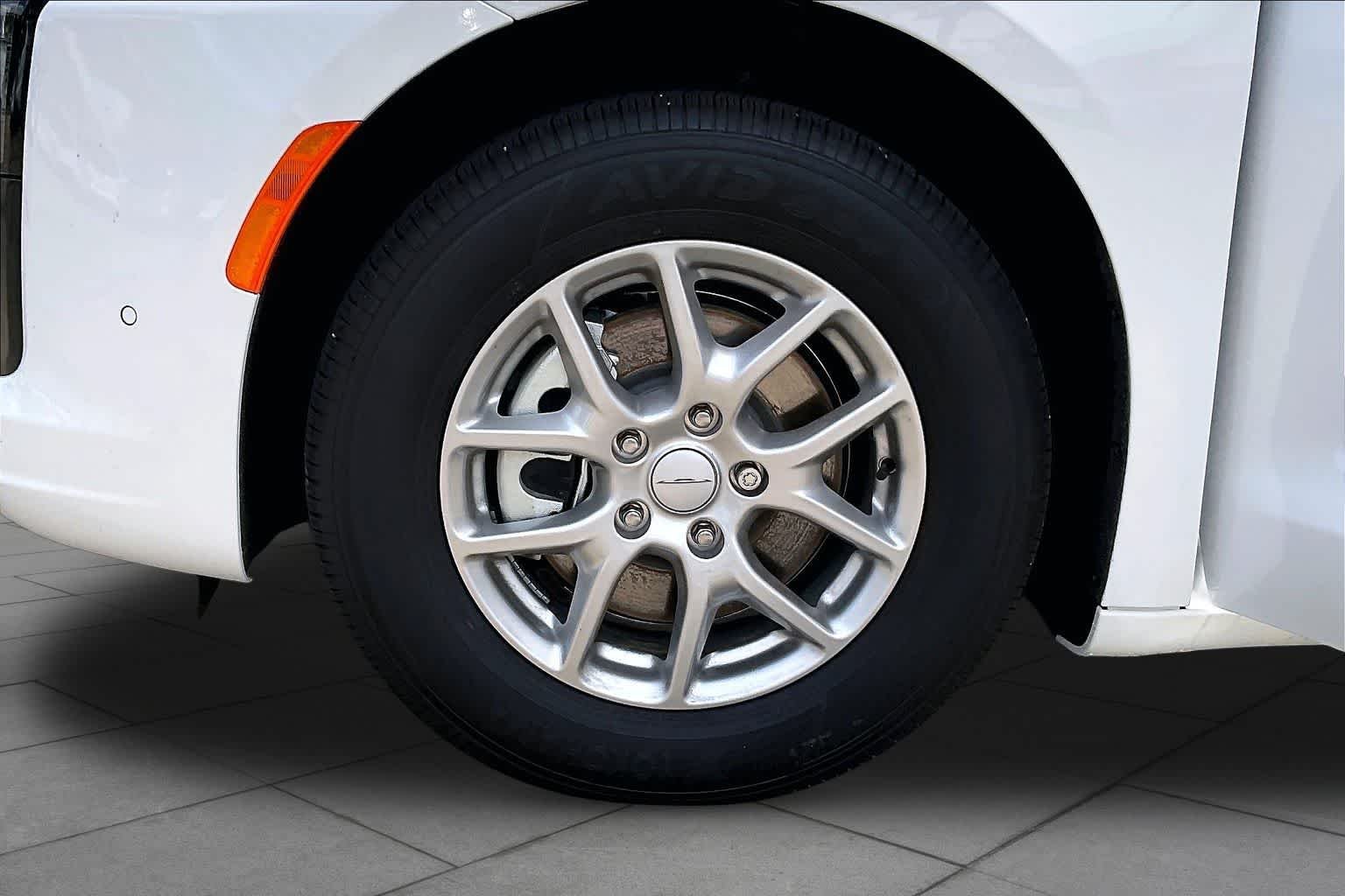 New 2027 Bright White Clear-Coat Exterior Paint Chrysler Select image 11