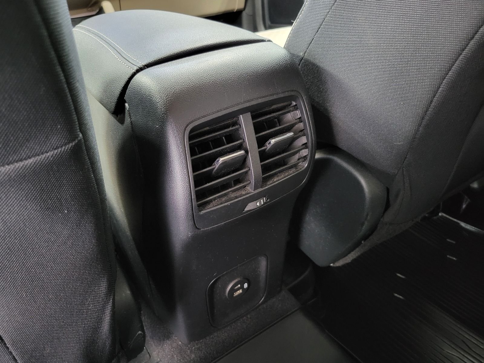 Used 2020  Ford SE image 28