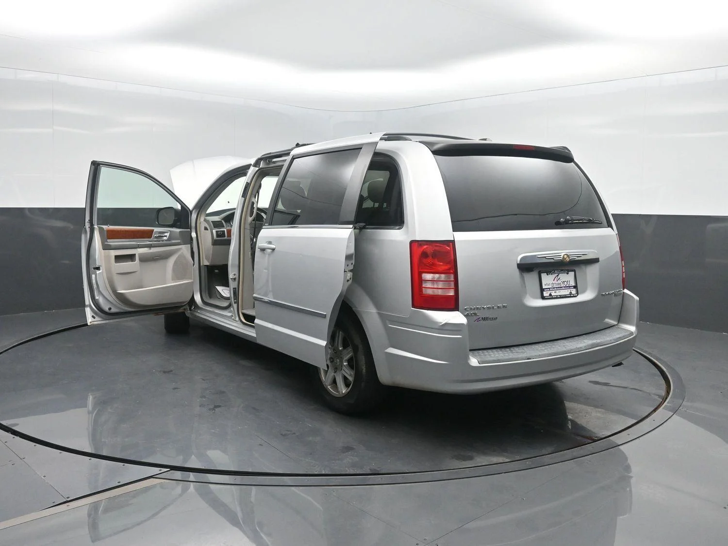 Used 2009 Bright Silver Metallic Chrysler Touring image 44