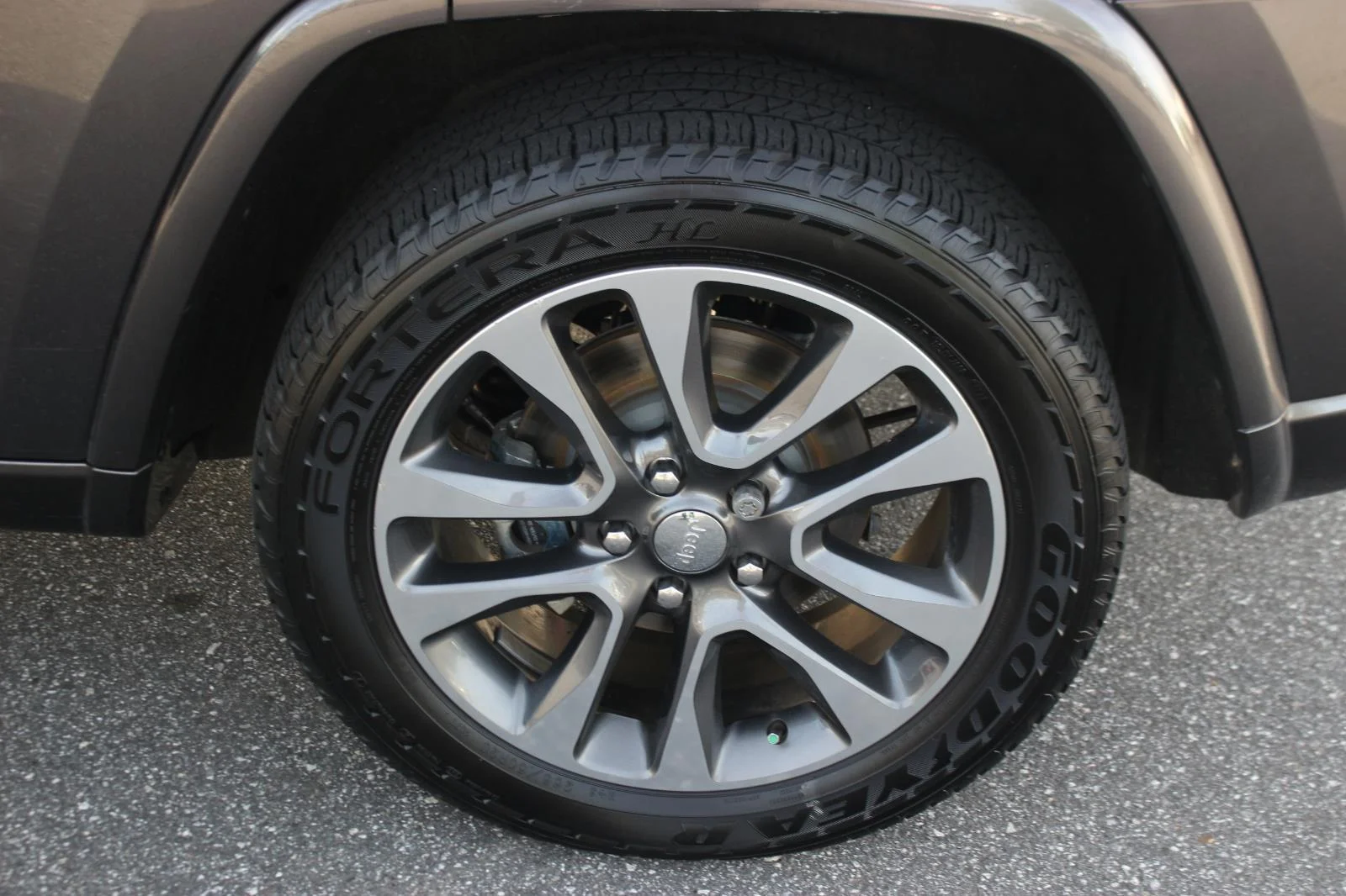 Used 2018 Grey Jeep Overland image 35