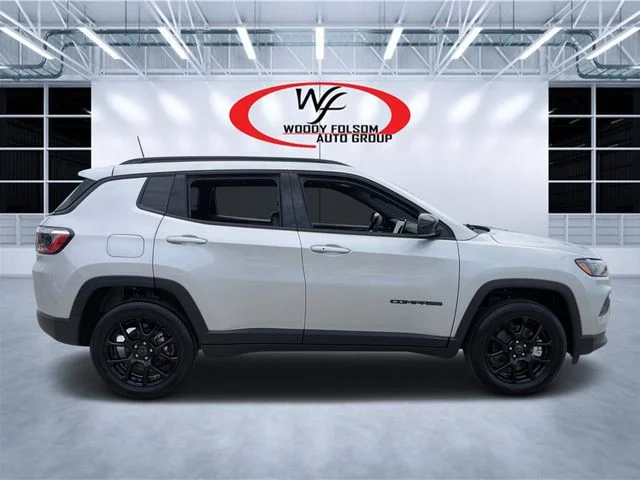 New 2026 Silver Zynith Metallic Clear-Coat Exterior Paint Jeep Latitude image 2