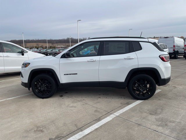 New 2026 Bright White Clearcoat Jeep Latitude Altitude image 2