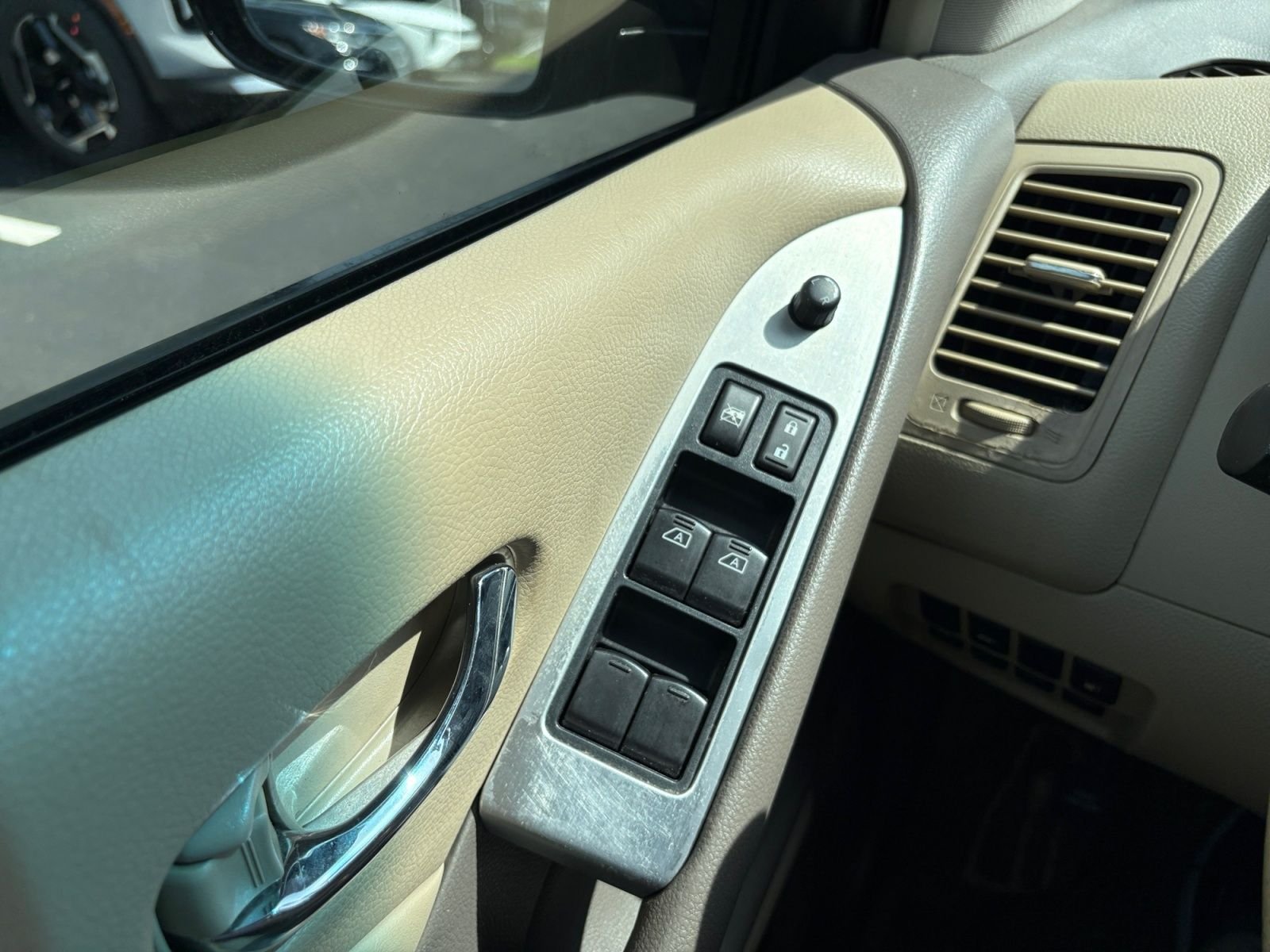 Used 2014 Brown Nissan SL image 24