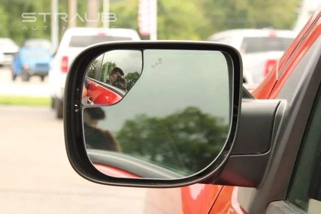 Used 2018 Cayenne Red Nissan SL image 14