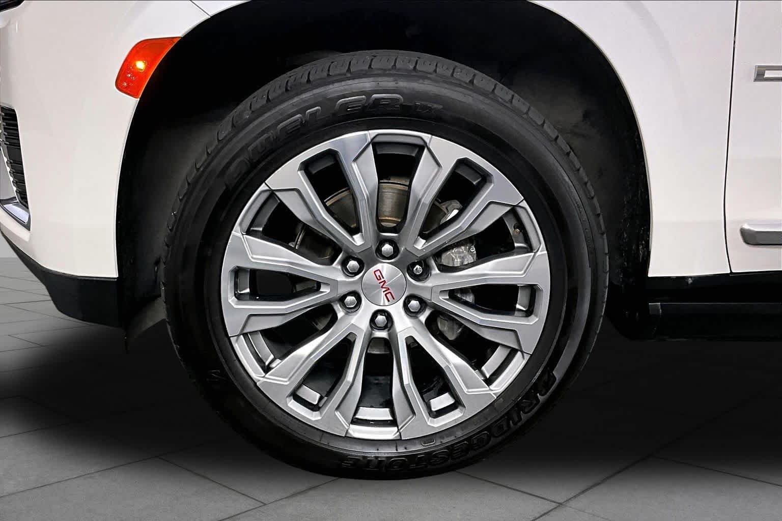 Used 2021 WHITE FROST TRICOAT GMC Denali image 11