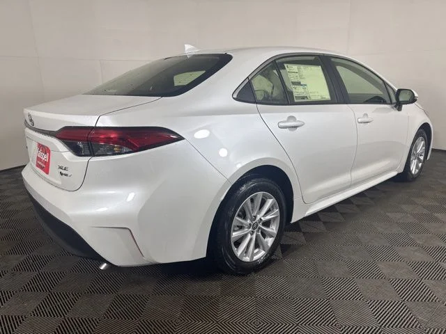 New 2026 Wind Chill Pearl <sup>1</sup> Toyota  XLE image 3