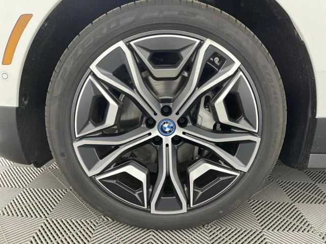 New 2022 Alpine White BMW xDrive50 image 16