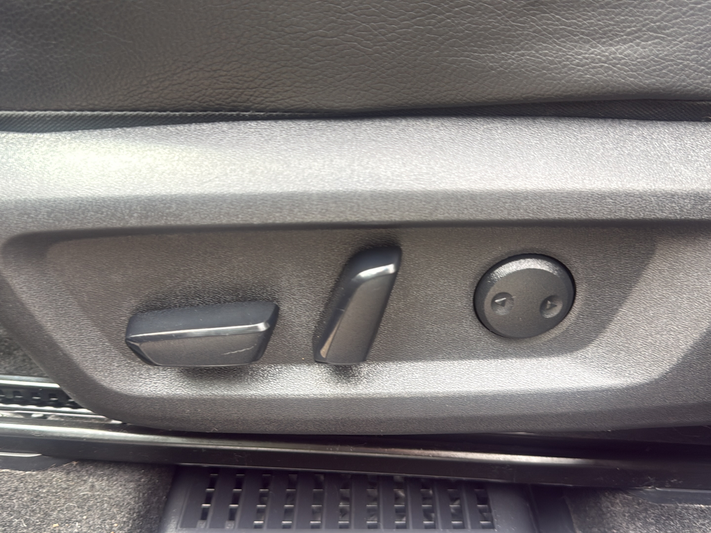 Used 2023 Blue Nissan SL image 17