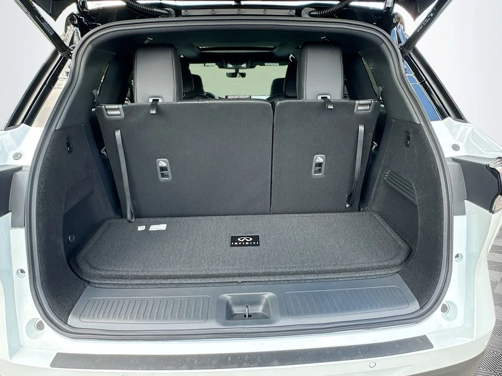 New 2027 2T RAD WHT INFINITI Sport AWD image 28
