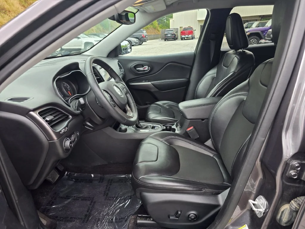 Used 2019 Gray Jeep Latitude Plus image 4