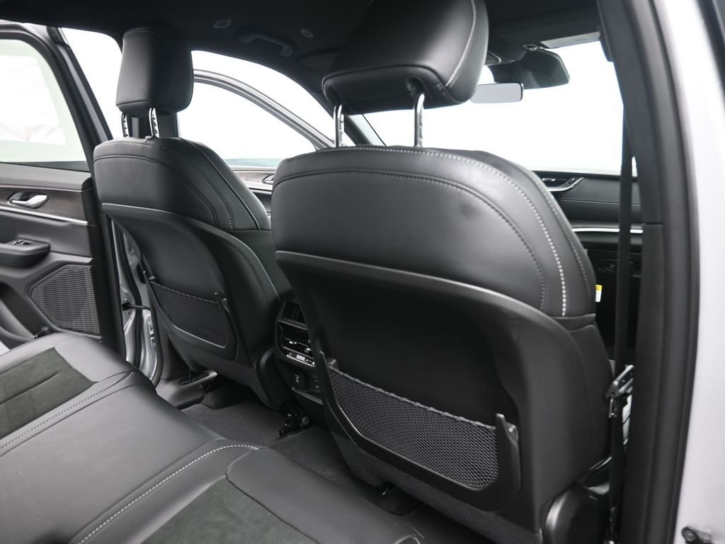 New 2026 Silver Zynith Exterior Paint Jeep Altitude image 25