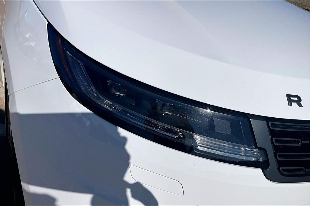 Used 2023 White Land Rover SE Dynamic image 30