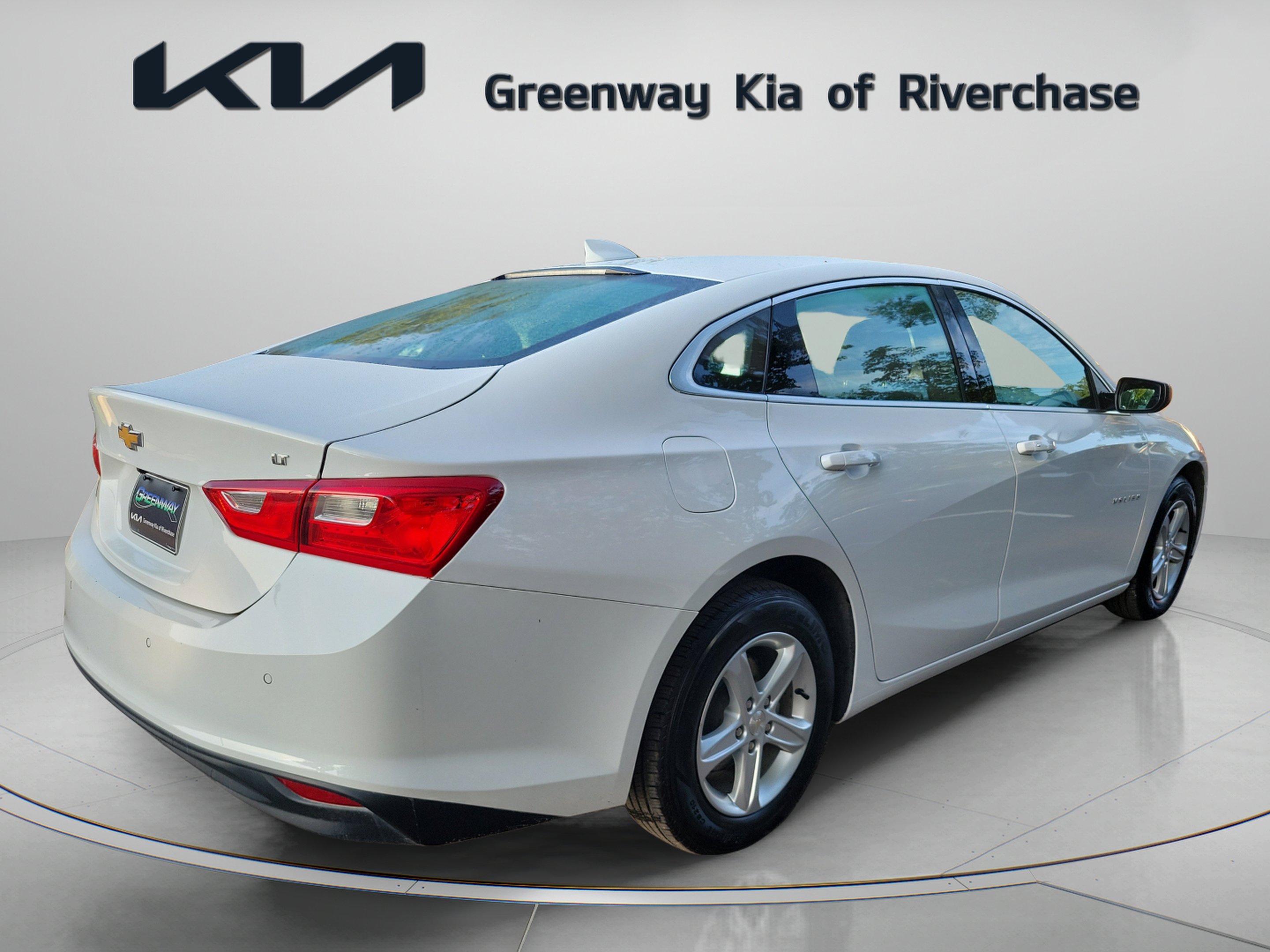 Used 2024 Summit White Chevrolet LT image 7
