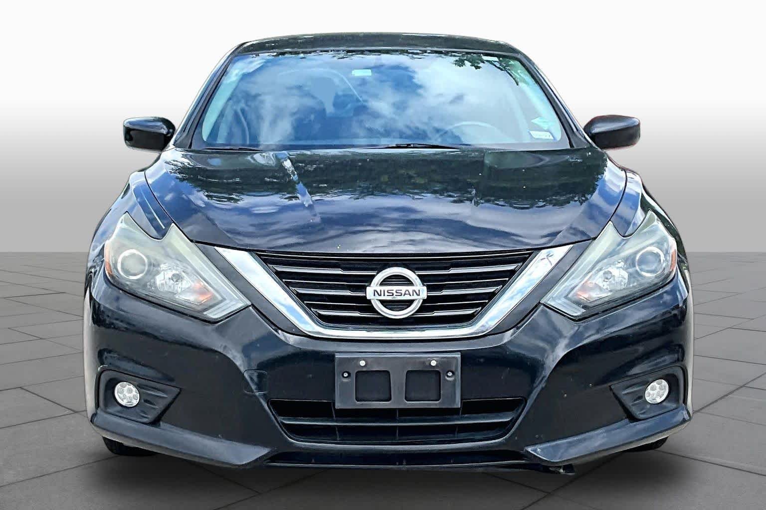 Used 2016 Super Black Nissan 2.5 SR image 4