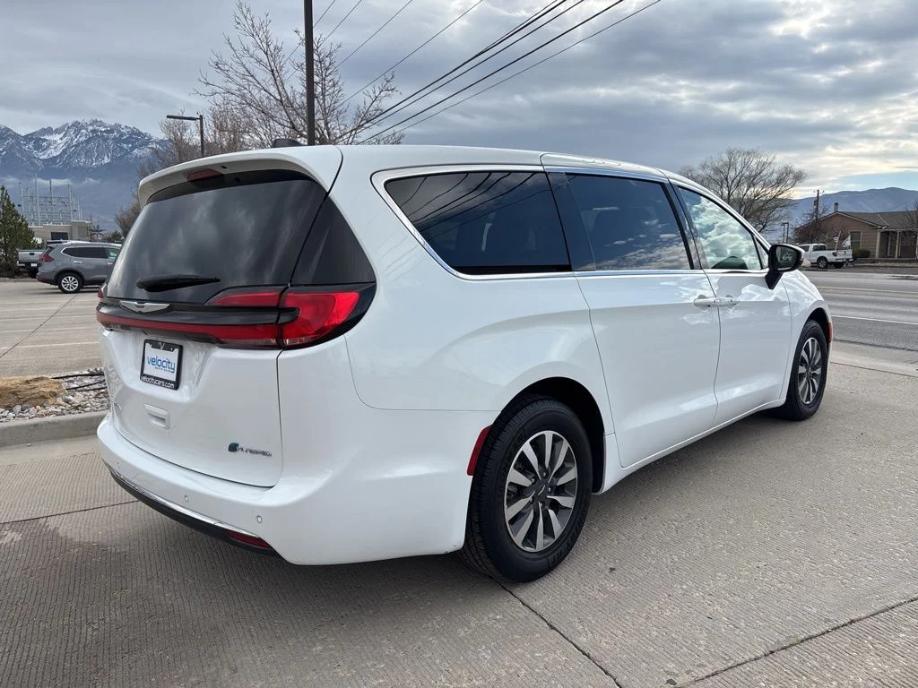 Used 2023 White Chrysler Touring L image 4