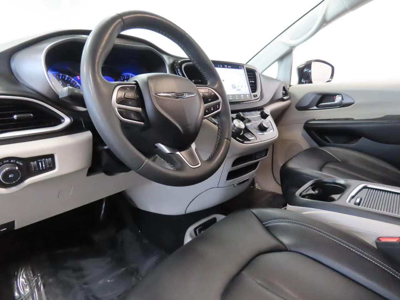 Used 2024  Chrysler Touring L image 7