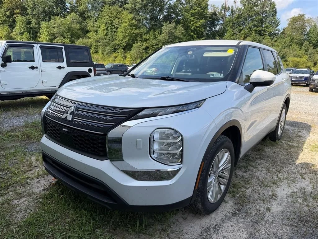 Used 2023  Mitsubishi ES image 2