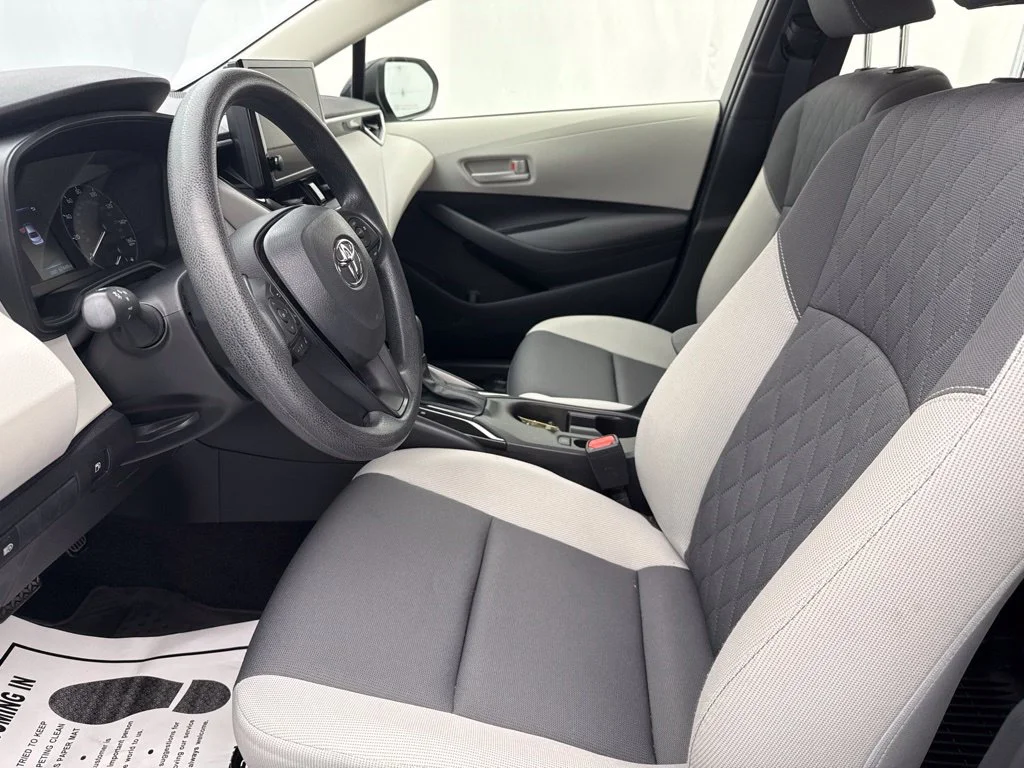 Used 2023  Toyota LE image 19