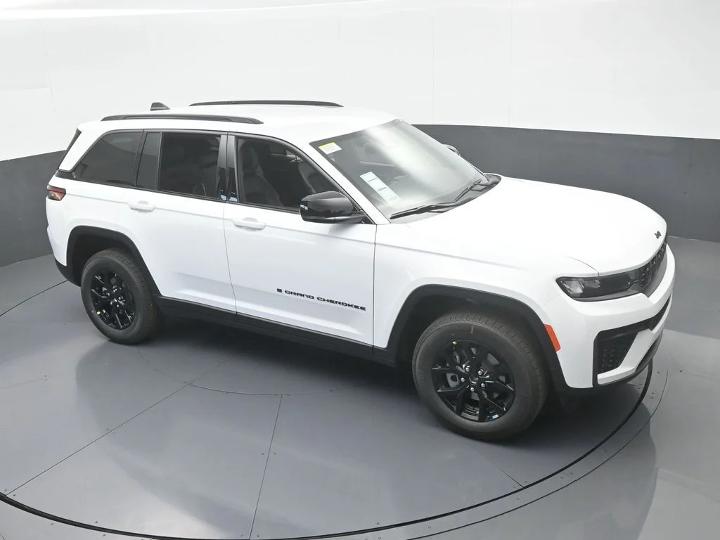 New 2026 Bright White Clear-Coat Exterior Paint Jeep Laredo image 52