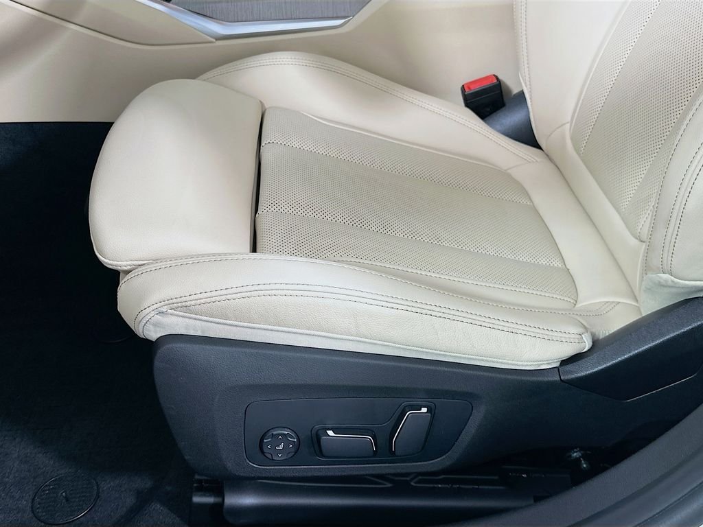 2025 BMW 3 Series 330i - Photo 20