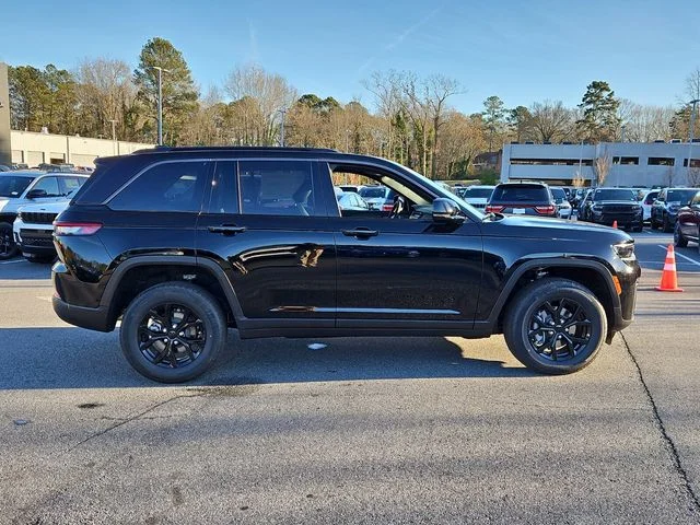 New 2026 Diamond Black Crystal Pearl-Coat Exterior Paint Jeep Altitude image 10