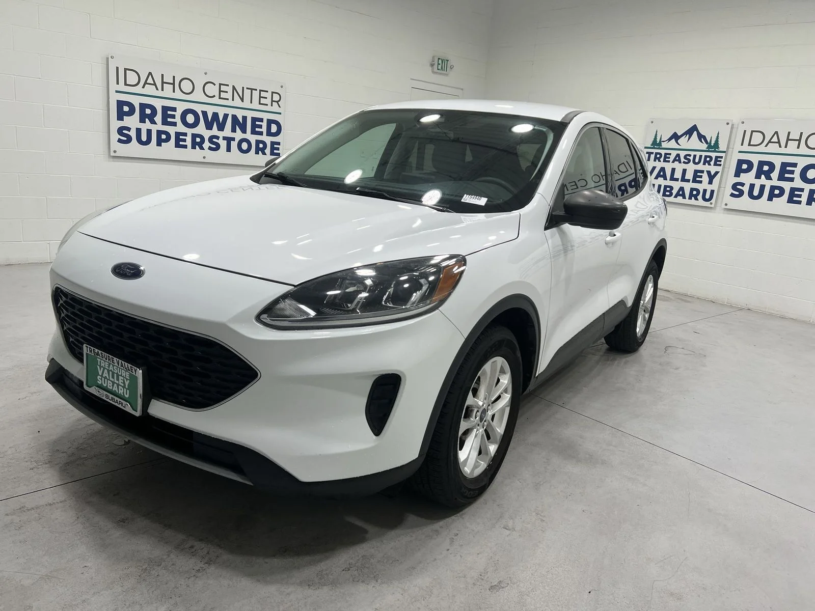 Used 2022 White Ford SE image 4