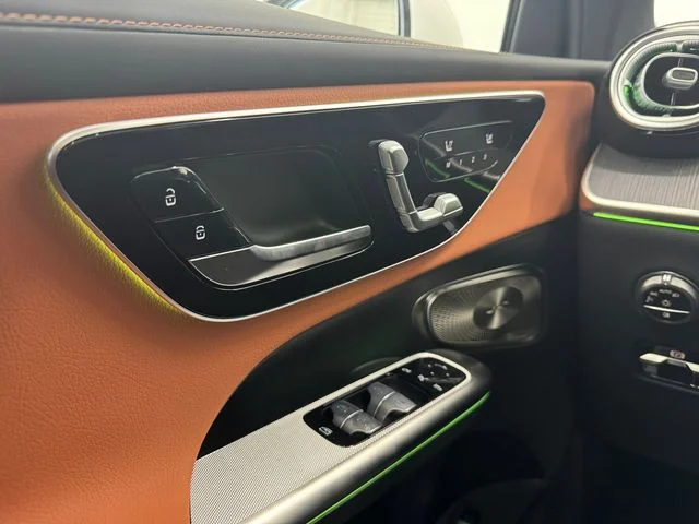 New 2027 White Mercedes-Benz GLC 300 image 37