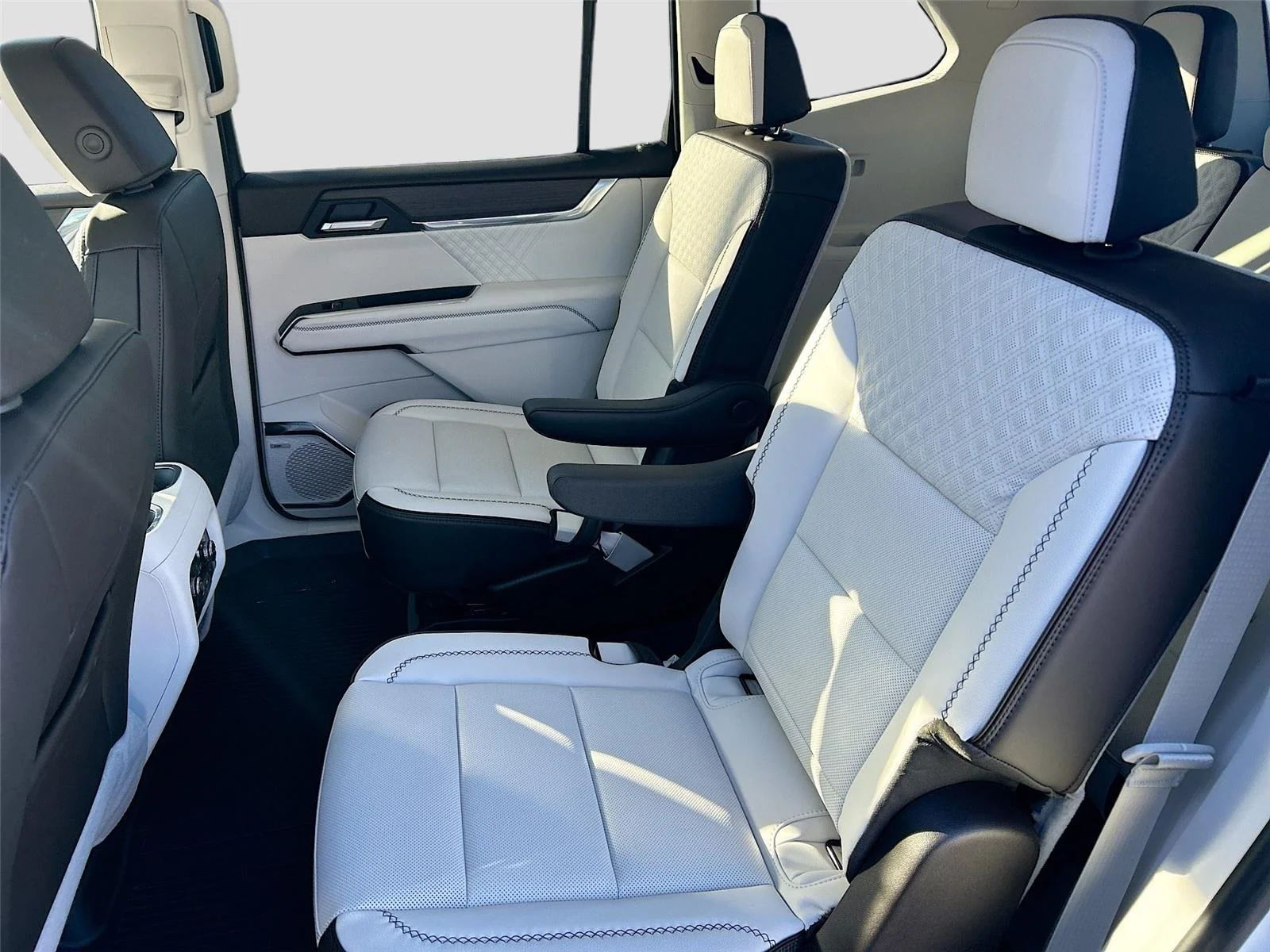 2026 GMC Acadia Denali - Photo 25