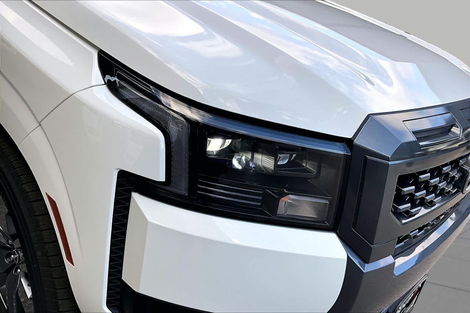 New 2027 Glacier White Nissan SV image 18