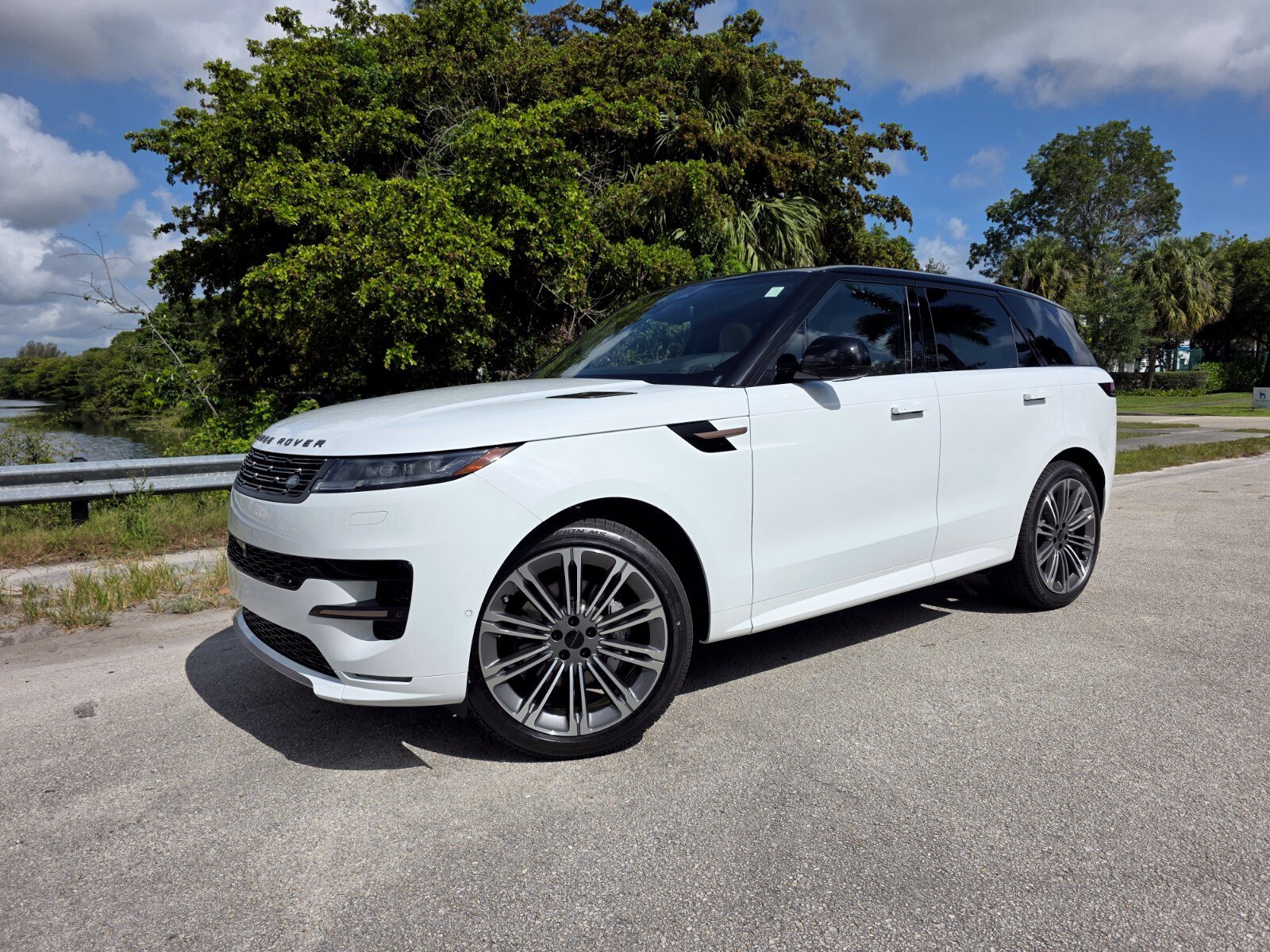 New 2026 Fuji White Land Rover P400 Dynamic SE image 1