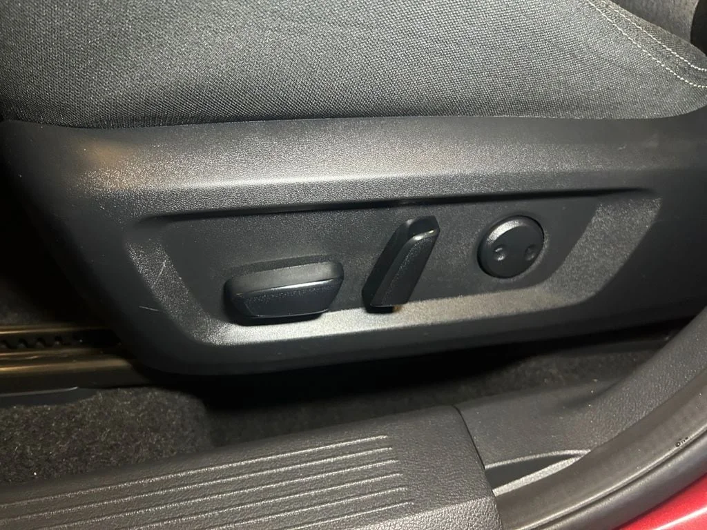 Used 2025 Scarlet Nissan SV image 23