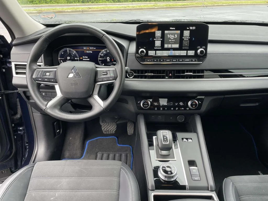 Used 2025 Cosmic Blue Metallic Mitsubishi SE image 4