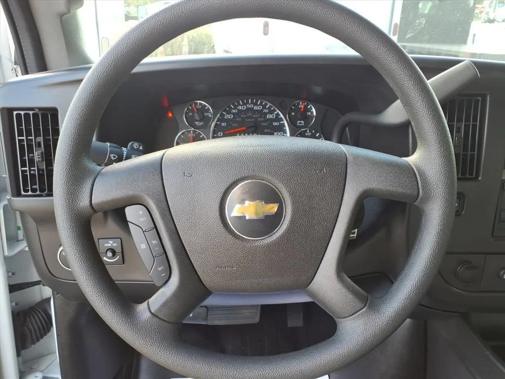 New 2025 Summit White Chevrolet 1WT image 19