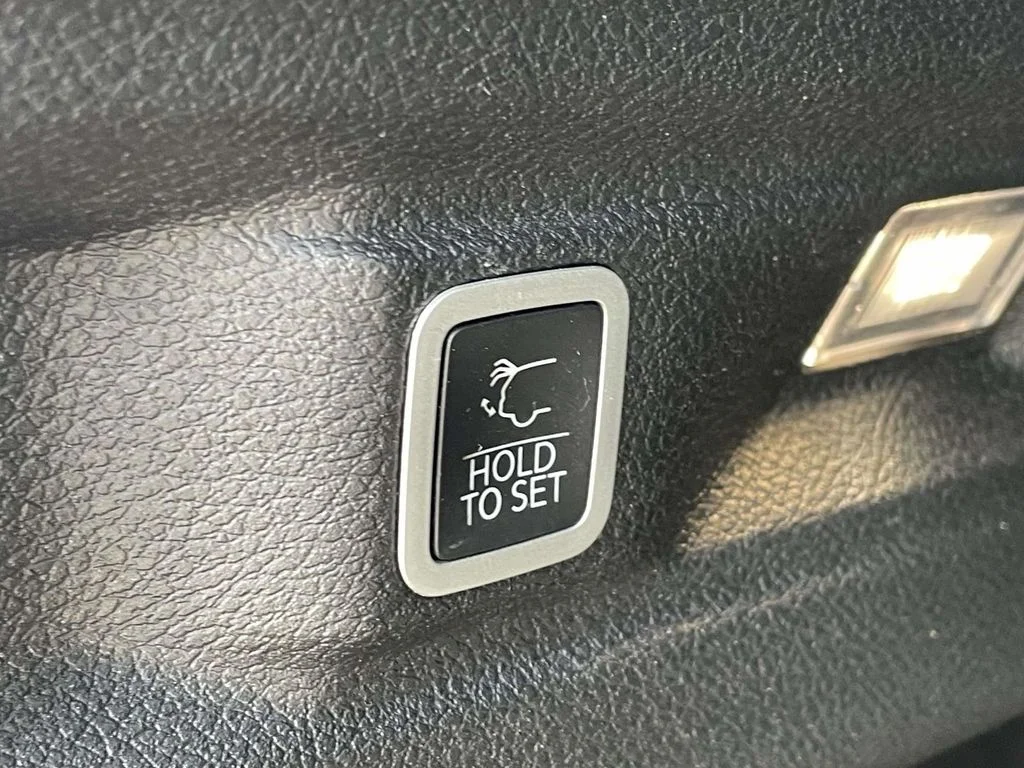Used 2023 Black Jeep Altitude image 41