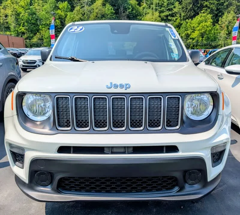 Used 2023 Alpine White Clearcoat Jeep Latitude image 2