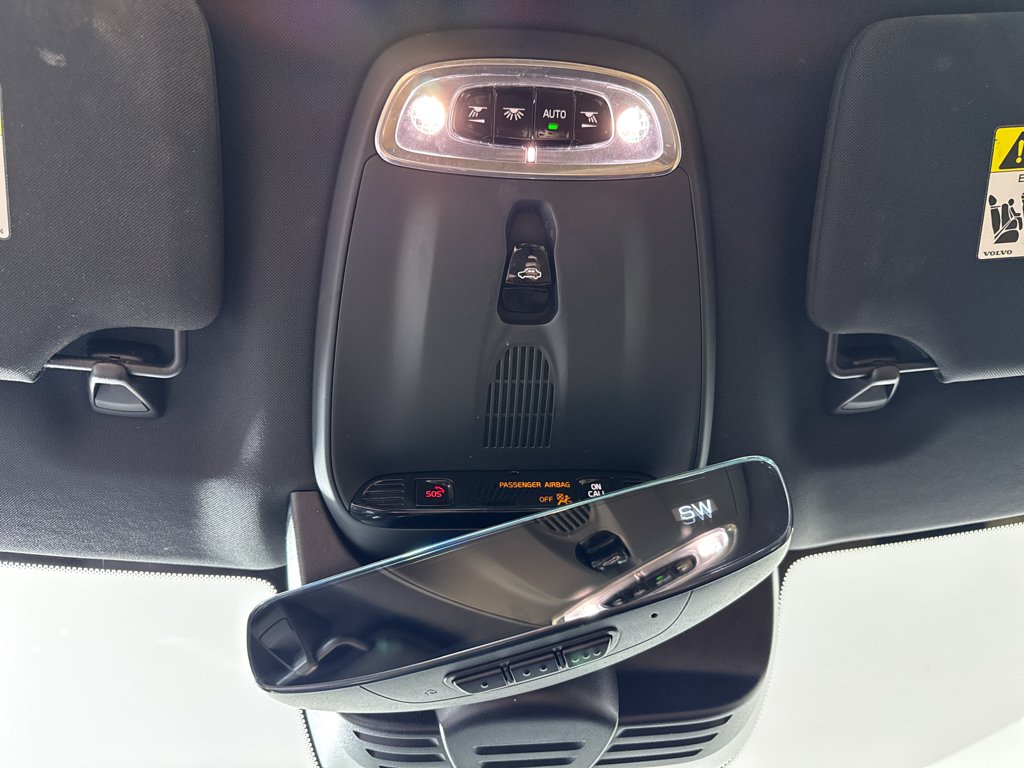 Used 2019 Onyx Black Metallic Volvo Momentum image 28