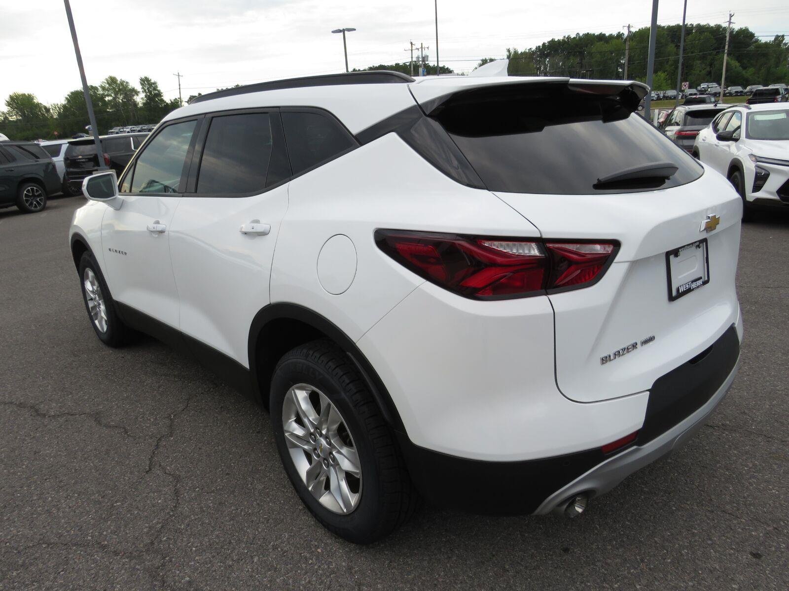 Used 2019 Summit White Chevrolet  image 8