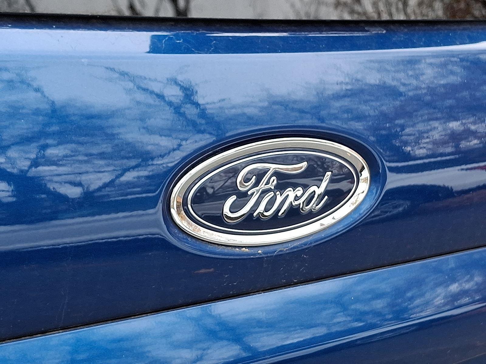 Used 2022 Lightning Blue Metallic Ford SE image 32