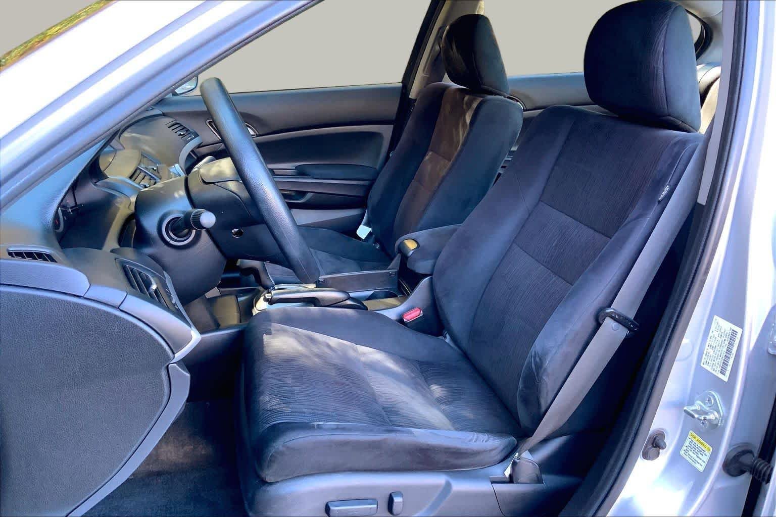 Used 2011 Alabaster Silver Metallic Honda LX-P image 8
