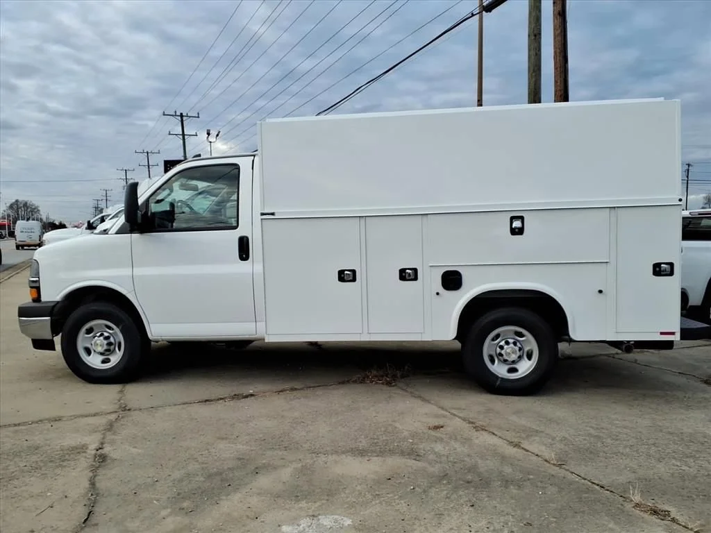 New 2025 Summit White Chevrolet 1WT image 3
