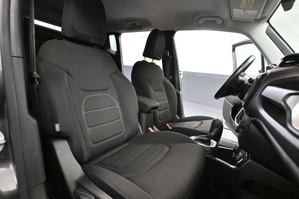 Used 2021 Gray Jeep Latitude image 45