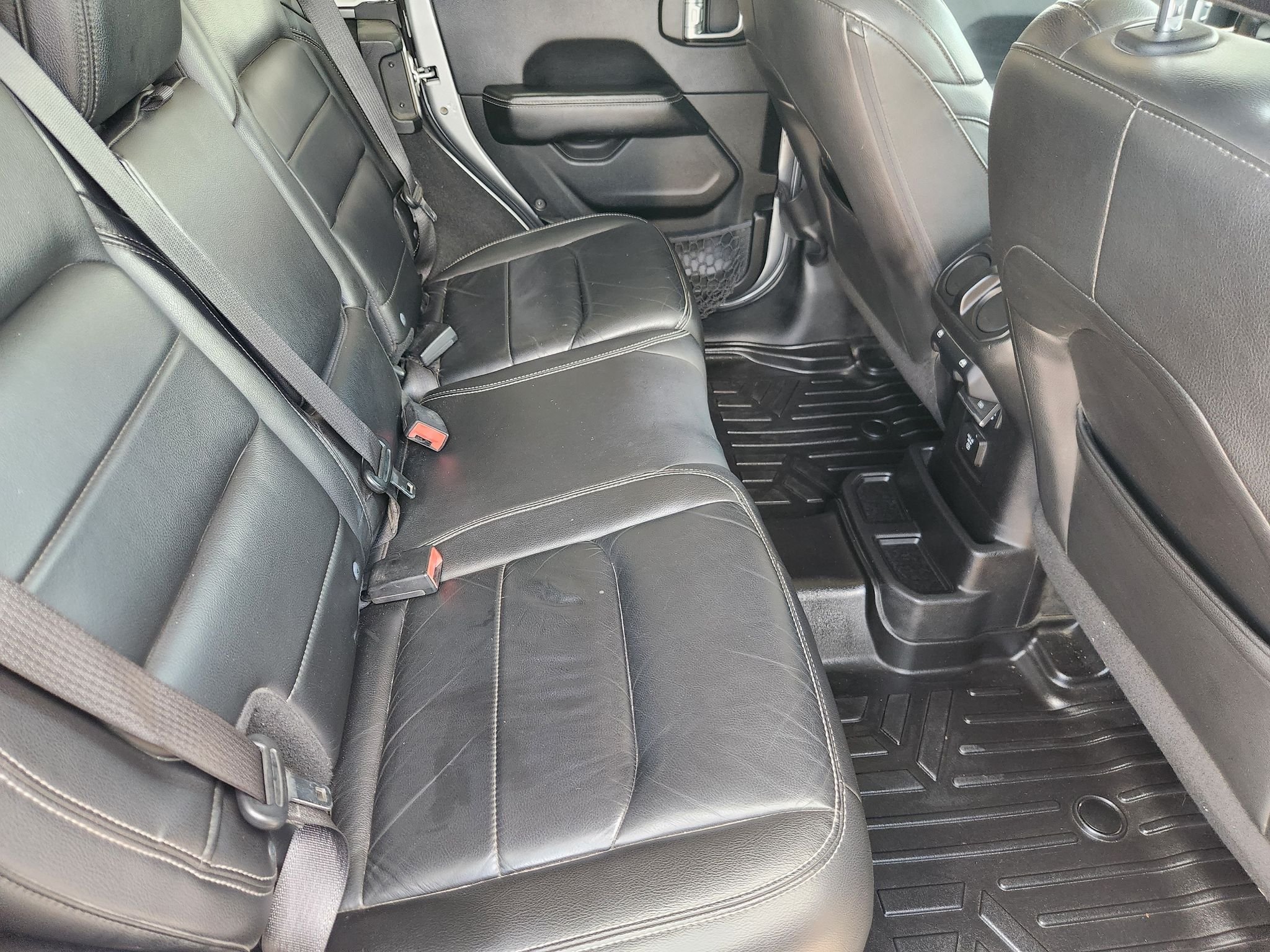 Used 2018 Billet Silver Metallic Clearcoat Jeep Sahara image 33