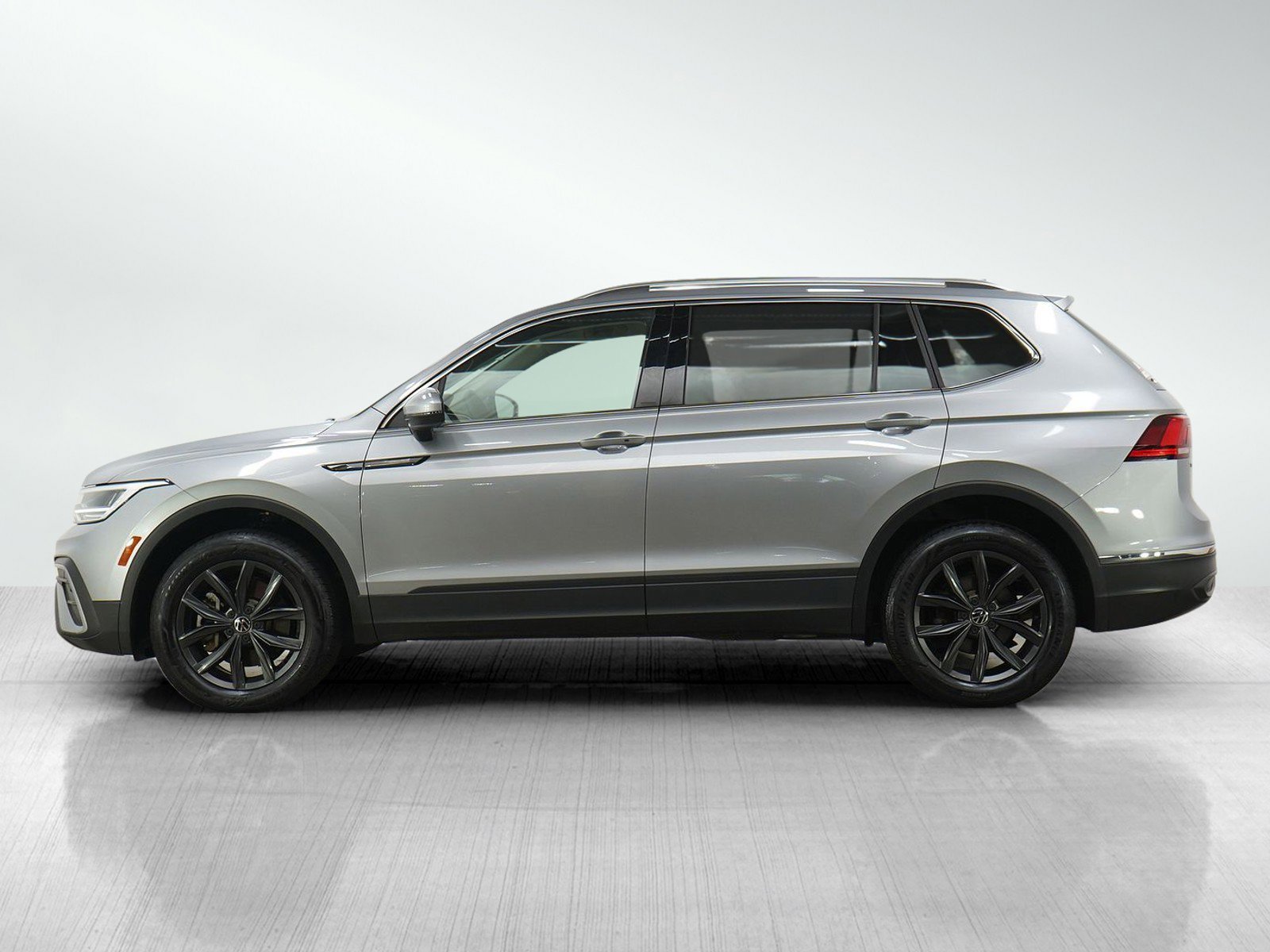 Used 2022 Volkswagen Tiguan SE with VIN 3VV2B7AX8NM165761 for sale in Burnsville, Minnesota