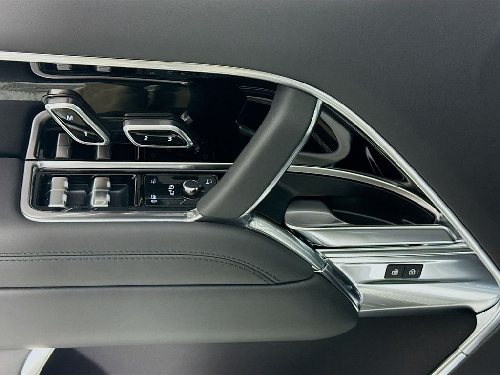 New 2025 Fuji White Land Rover SE image 19